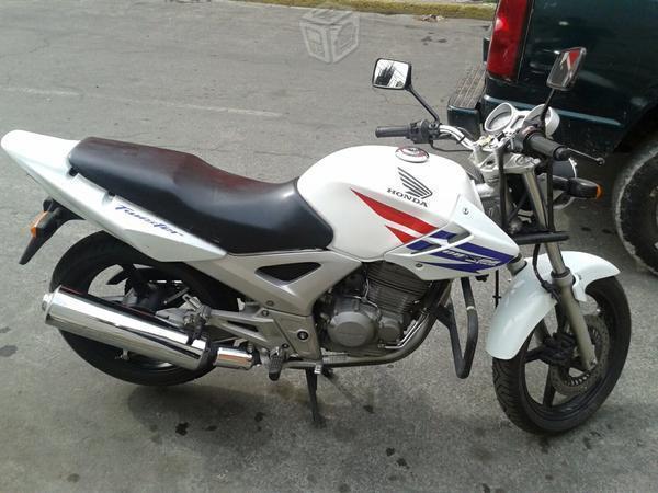 Vendo excelente moto twister -12