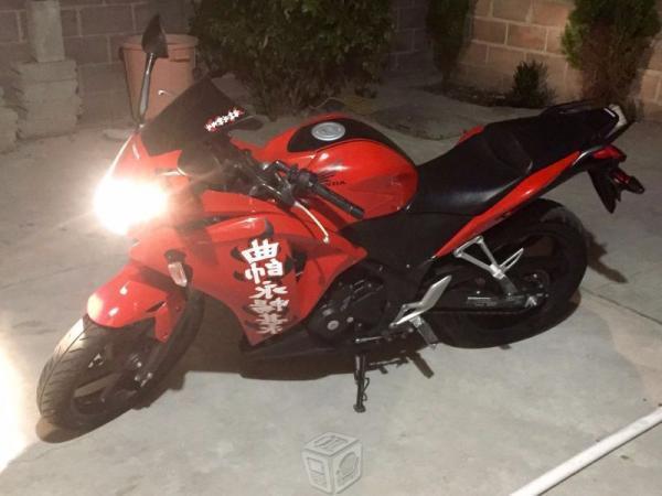 Moto roja marca honda cbr 250 cc 2016