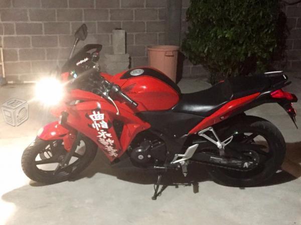 Moto roja marca honda cbr 250 cc 2016