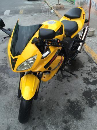 Vendo moto amarilla -14