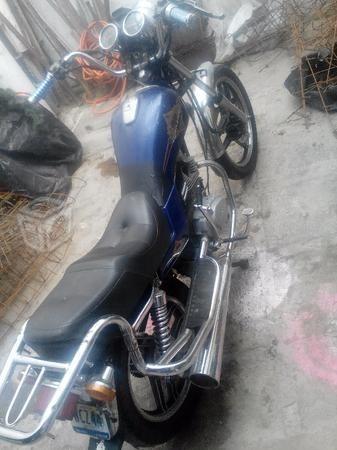 Moto muy buena similar a la choper