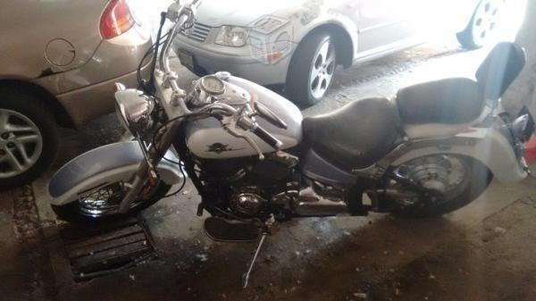 Yamaha vstar en buenas condiciones