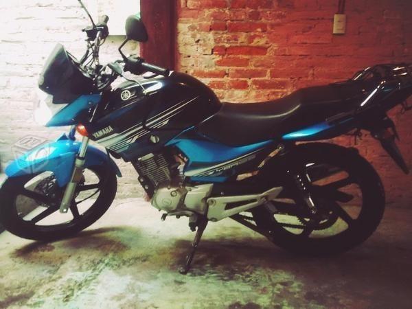 Yamaha negra con azul
