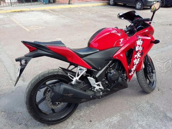 Moto roja marca honda cbr 250 cc -16