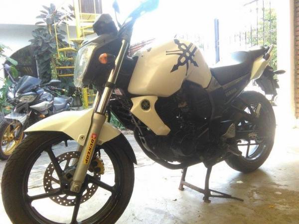 FZ 16 white -12