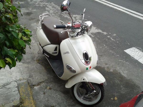 Scooter Italika Vitalia Retro Color Crema -14