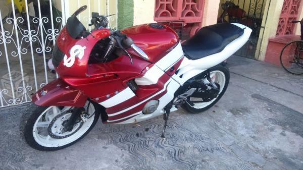 Moto deportiva honda roja -94