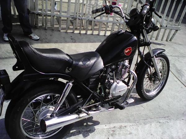 Bonita custom chopper tipo rebel negra