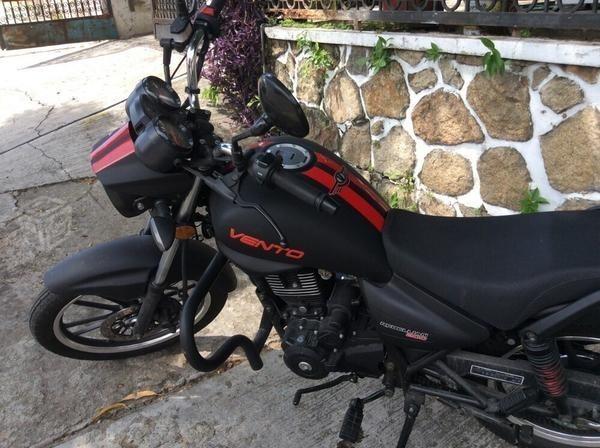 Se vende moto negra vento -15