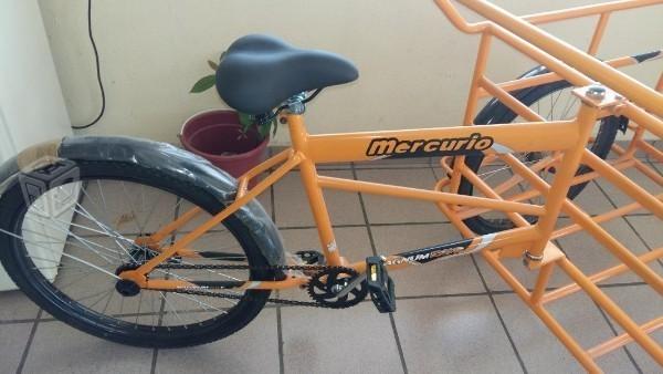 Triciclo amarillo nuevo