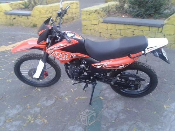 Vendo Motocicleta Doble Proposito DM 200 -15