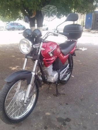 Bonita moto roja ybr -11