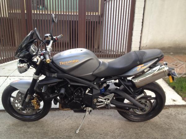 Flamante Triumph Street Triple R -09