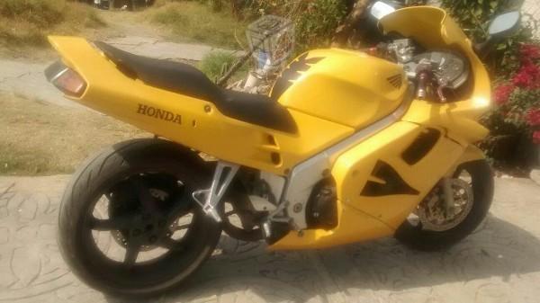 Motocicleta honda750vfr -97