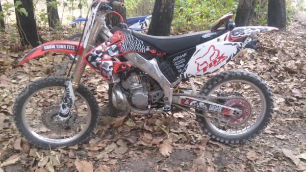 Muy buena CR250cc 2 tiempos con equipo