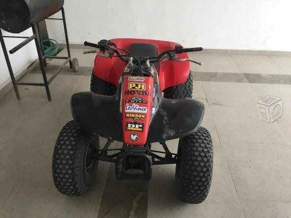 Vendo cuatrimoto Honda medianita -94