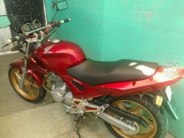 Vendo buena moto 250 honda -08