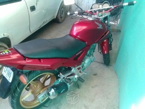 Vendo buena moto 250 honda -08