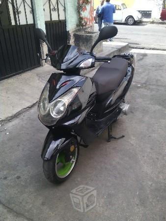 Se vende motoneta -08