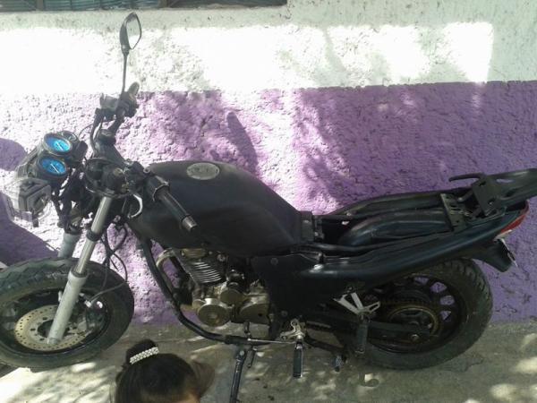Moto Semideportiva 200cc V/C -04