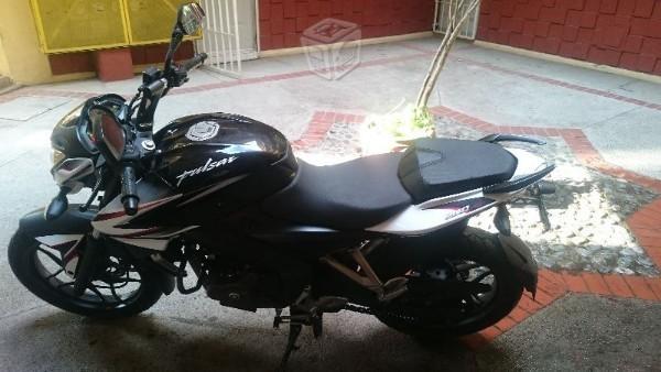 Moto Bajaj Pulsar 200 NS a tratar, cambio por auto -14