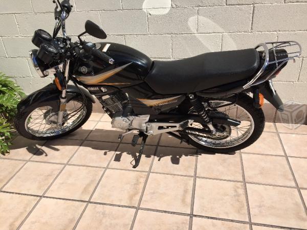 Motocicleta Yamaha negra -14