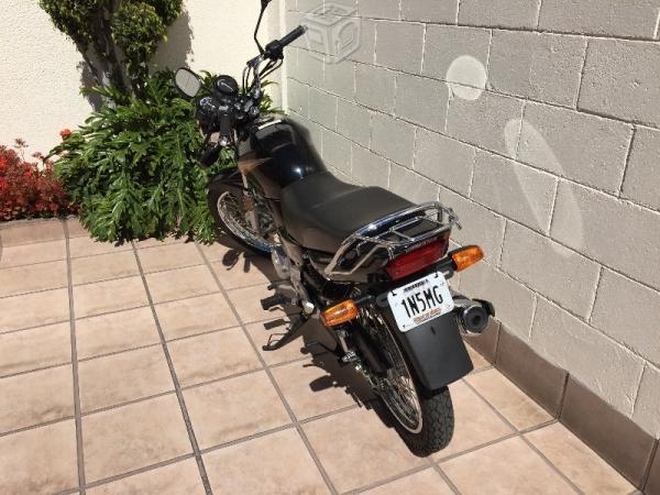 Motocicleta Yamaha negra -14