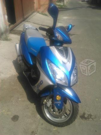 Preciosa motoneta azul -09