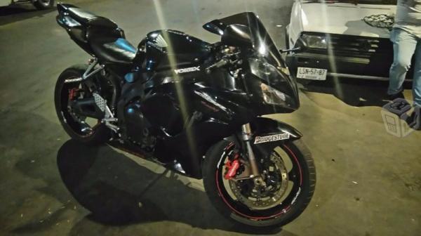 Moto de pista Honda CBR 1000rr -06