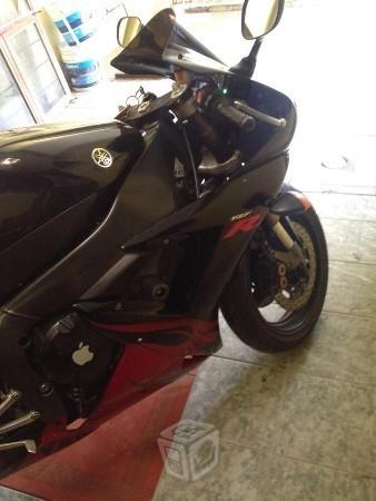 Vendo o cambio Yamaha r1 edición flamas -03