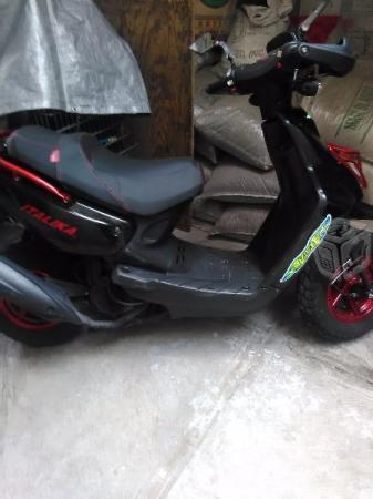 Bonita moto color negra con rojo -14