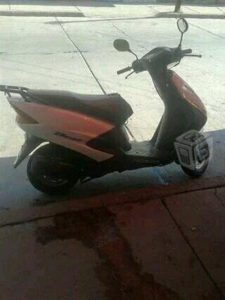 Vendo moto Honda en buen estado. -08