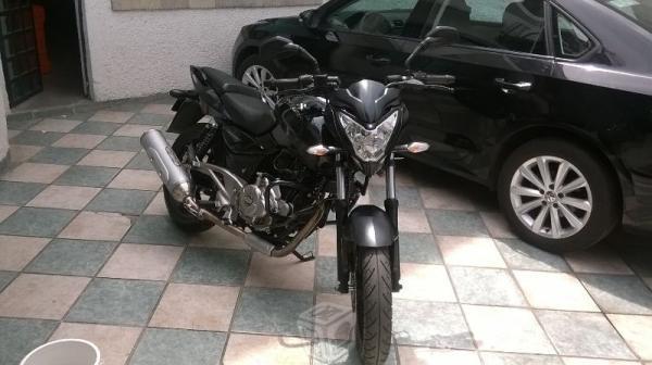 Motocicleta pulsar 220cc bajaj -13