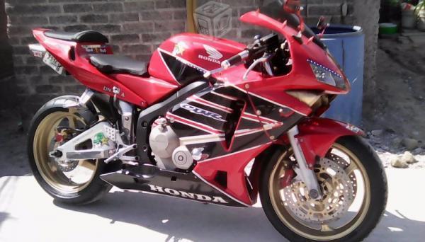 Hermosa moto cbr rr -04