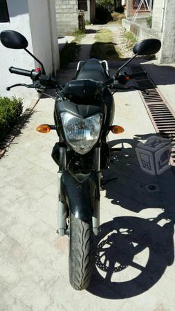 Bonita moto yamaha fz -12