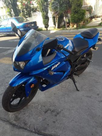 Motocicleta Nacional, Unico dueño, Color Azul Meta -08