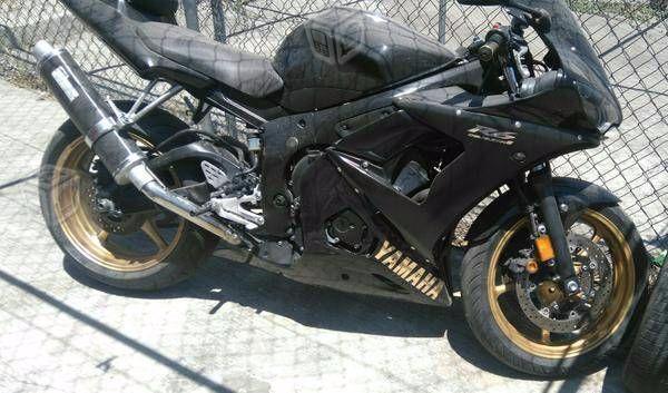 Motocicleta yamaha negra -09