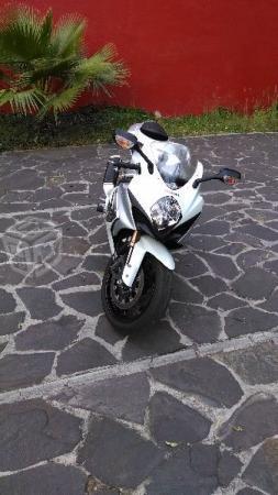 GSX-R 1000 K8 Blanco-Gris con accesorios -08