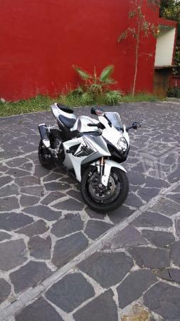 GSX-R 1000 K8 Blanco-Gris con accesorios -08