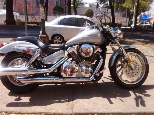 Imponente Honda VTX 1300 Seminueva -04