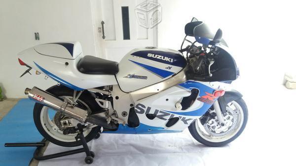 Hermosa suzuki gsrx 600 -99