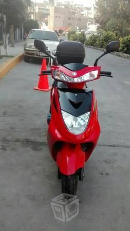 Bonita motocicleta roja -14