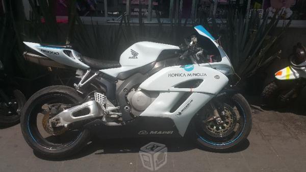 Excelente honda 1000rr -04