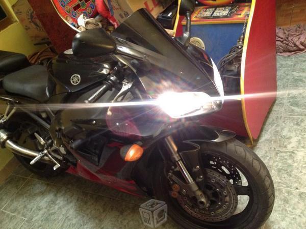 Vendo o cambio Yamaha r1 edición flamas -03