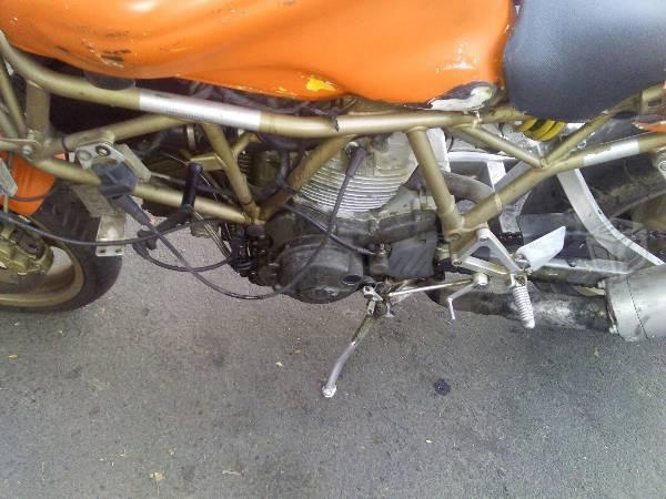 Ducati 750 con detalles -99