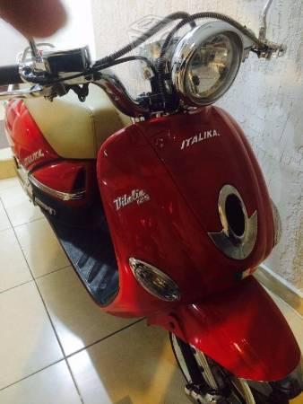 Hermosa moto italika -14