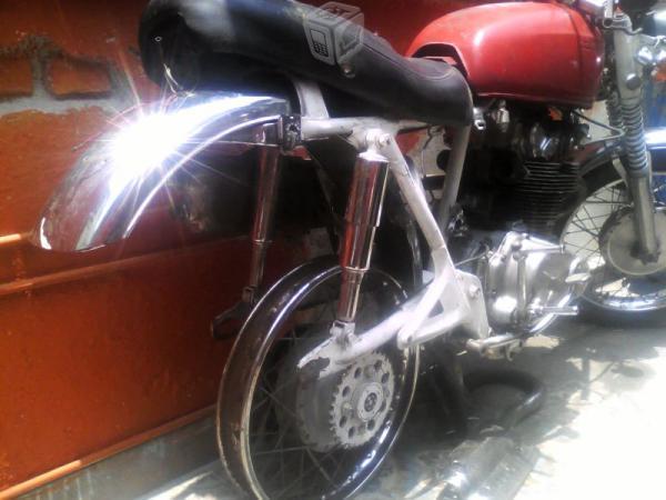 Motocicleta Honda cilindrada 450 cc -67