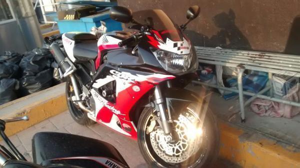 MOTO CBR 929 RR..EXCELENTE ESTADO.PCAMBIO -01