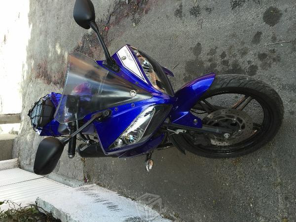 Motocicleta Yamaha YZF-R15 -13