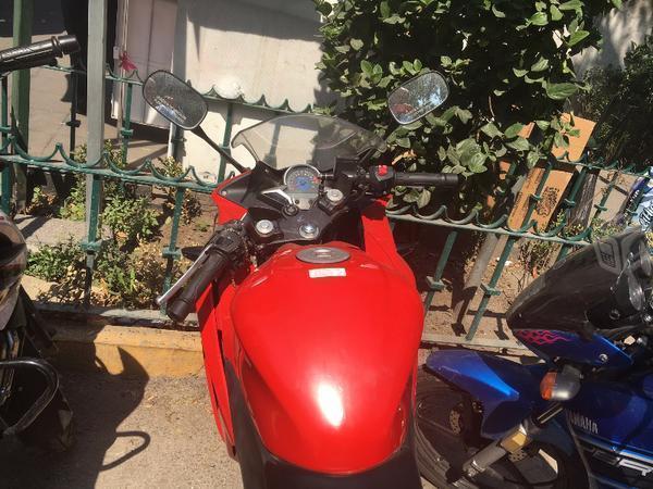 Motocicleta honda cbr roja 19,000 km solo efectivo -14